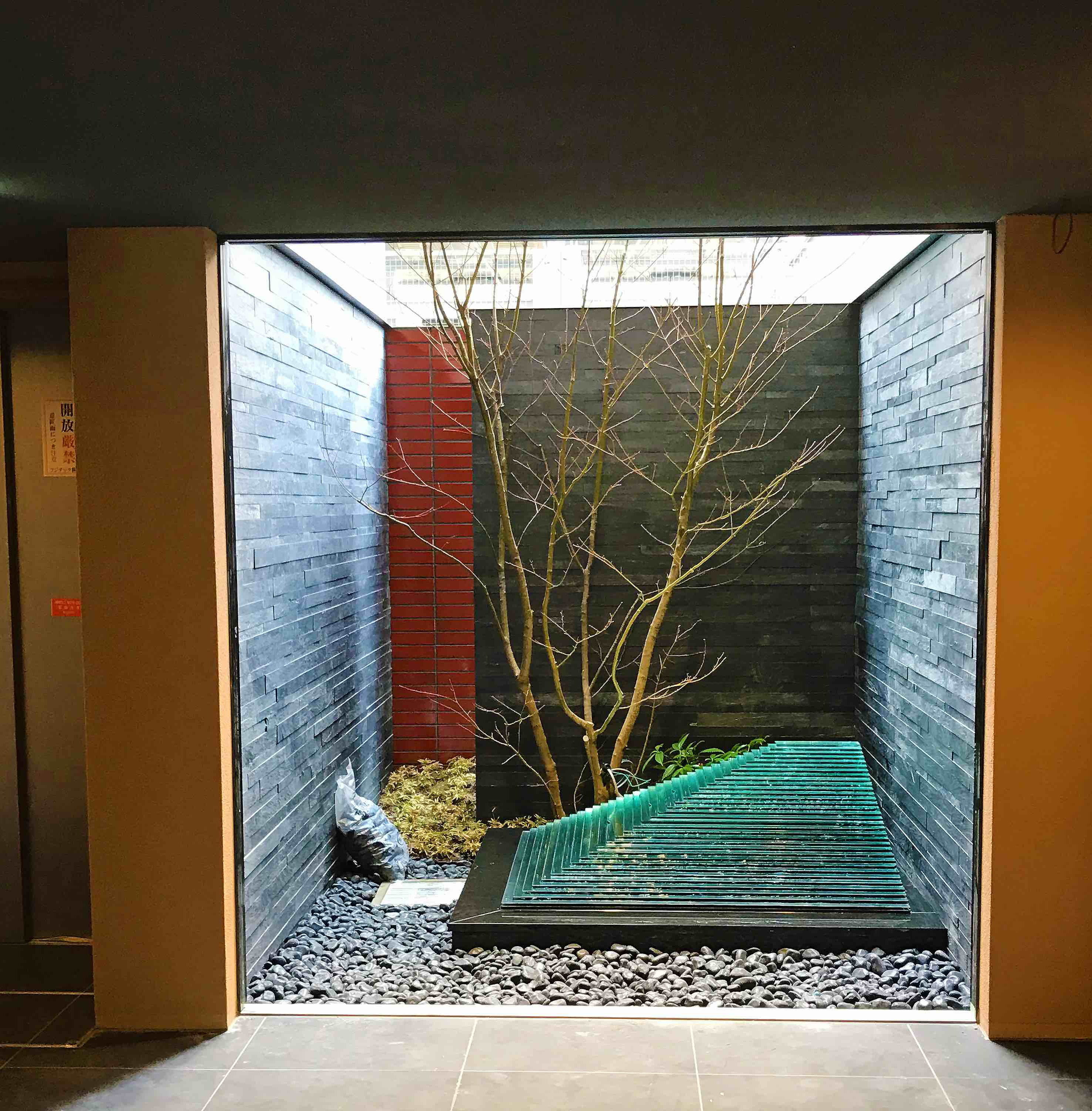 ルポゼ・クリエーション｜マンション・エントランス中庭（坪庭）のガラスオブジェ｜京都市｜その１