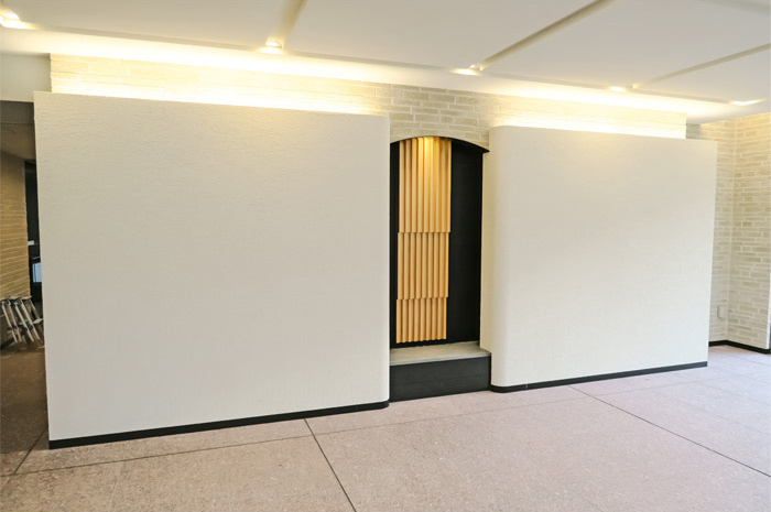 ルポぜ・クリエーション｜木材を使った控えめな印象のオブジェ／エントランスに使った家具を基調に落ち着いた空間作り｜その２